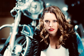 Frau neben Motorrad